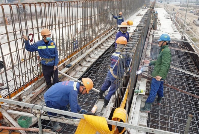 Đề xuất lấy nước sông Hồng cứu sông Tô Lịch Nhà máy xử lý nước thải Yên Xá đang dần hoàn thiện Ảnh: HOÀNG MẠNH THẮNG