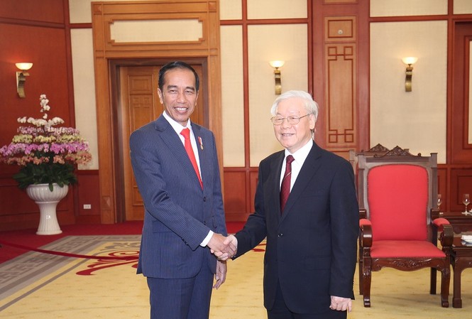 Tổng Bí thư Nguyễn Phú Trọng tiếp thân mật Tổng thống Indonesia Tổng Bí thư Nguyễn Phú Trọng tiếp thân mật Tổng thống Cộng hòa Indonesia Joko Widodo. Ảnh: Như Ý