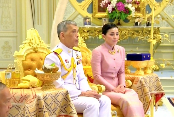 Cựu nữ tiếp viên hàng không trở thành hoàng hậu Thái Lan Nhà vua đã kết hôn với hoàng hậu Suthida ngày 1/5, ba ngày trước lễ đăng quang.