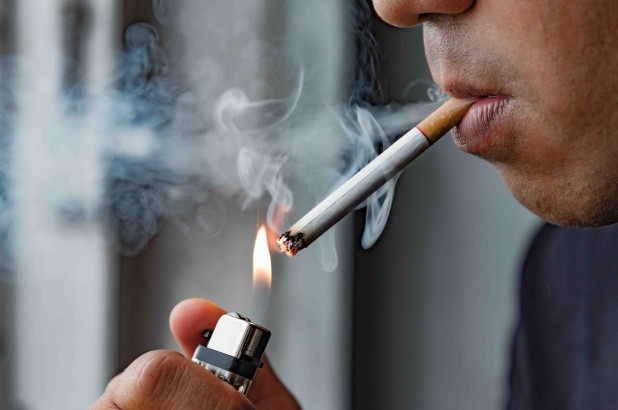 Thêm bằng chứng mắc những bệnh khủng khiếp do hút thuốc Người hút thuốc lá và con cái của họ dễ bị trầm cảm và tâm thần phân liệt.