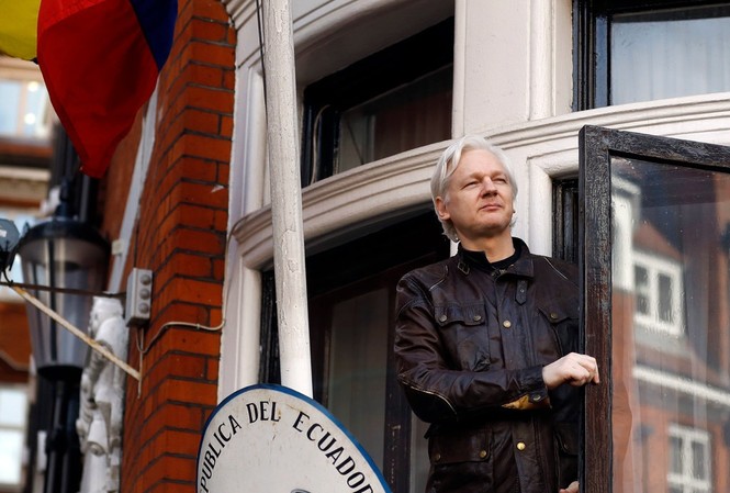 Ông chủ WikiLeaks thoát cáo buộc hiếp dâm Ông chủ WikiLeaks Julian Assange đã bị bắt sau hơn 7 năm lánh nạn trong đại sứ quán Ecuador ở London.
