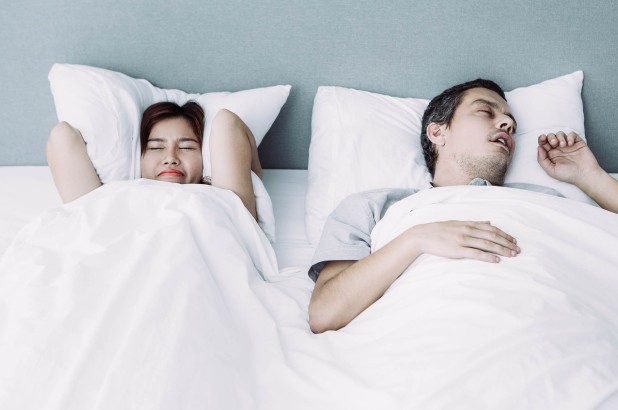 Tiếng ngáy có thể làm suy yếu hệ miễn dịch người nằm cạnh Tiếng ngáy không những gây khó chịu cho người nằm cạnh,mà còn có thể làm cho họ bị suy yếu hệ miễn dịch.