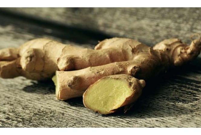 Củ gừng có hoạt tính chống viêm, rễ của nó có hoạt chất 6-gingerol có thể chống lại bệnh tự miễn dịch.
