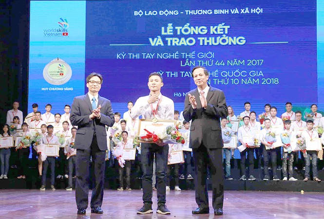 63 thí sinh giành giải Nhất thi tay nghề quốc gia Phó Thủ tướng Vũ Đức Đam dự và trao thưởng cho các thí sinh đạt kết quả xuất sắc thi nghề. Ảnh: Mạnh Dũng.