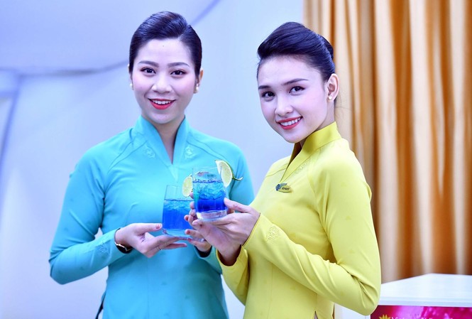 Vietnam Airlines chuẩn bị phục vụ cocktail trên máy bay Các tiếp viên Vietnam Airlines hào hứng tự tay pha chế các loại cocktail mới.