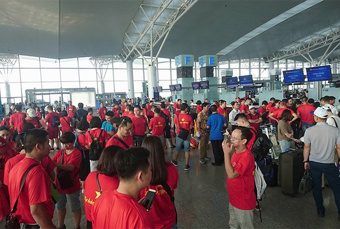 'Cháy' chỗ đi Philippines cổ vũ U22 Việt Nam đá chung kết Cổ động viên Việt Nam làm thủ tục tại sân bay Nội Bài lên đường tiếp lủa đội tuyển bóng đá Nam.