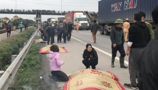 Hơn 20 người chết mỗi ngày vì tai nạn giao thông Hiện trường vụ xe khách đâm vào đoàn người đi viếng nghĩa trang ở Hải Dương hôm 21/1 vừa qua.