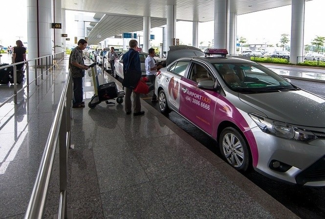 “Cò” taxi Nội Bài nhổ nước bọt vào nhân viên an ninh sân bay Hành khách đón taix tại sân bay Nội Bài.