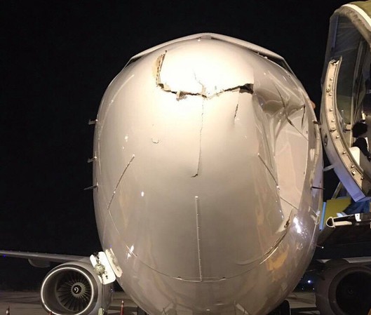 Nguy cơ từ 2 vụ tàu bay đâm phải 'vật thể lạ' ở TPHCM Tàu bay Boeing 737 của hãng hàng không T'way Air (Hàn Quốc) móp đầu khi tiếp cận hạ cánh xuống sân bay Tân Sơn Nhất do va phải vật thể chưa xác định.