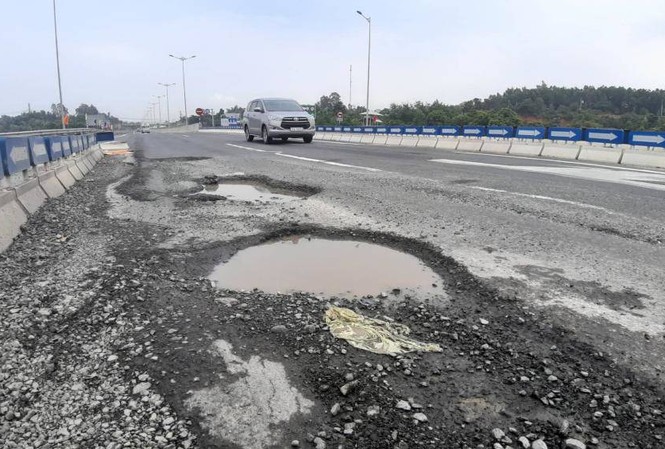 Ban quản lý cao tốc nghìn tỷ bị phạt 4 triệu đồng vì 'ổ gà' Hư hỏng tại nút giao Túy Loan thuộc tuyến cao tốc Đà Nẵng - Quảng Ngãi.