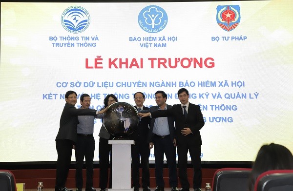 Liên thông dữ liệu hộ tịch và cấp thẻ BHYT cho trẻ em Lãnh đạo, đại diện các bộ, ngành thực hiện nghi thức khai trương Hệ thống