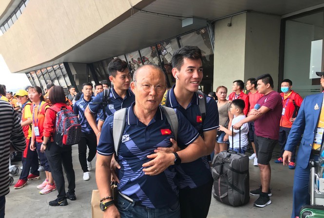 Chuyên cơ đưa hai đội tuyển bóng đá về muộn vì sân bay tắc Đội tuyển U22 Việt Nam đã ra sân bay ở thủ đô Manila làm thủ tục lên chuyến chuyên cơ về nước.