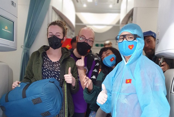 Vietnam Airlines đưa hàng viện trợ của Việt Nam và công dân châu Âu hồi hương Một số khách châu Âu bị "kẹt" lại tại Việt Nam do dịch COVID-19 đã được đưa về nước trên 2 chuyến bay của Vietnam Airlines.