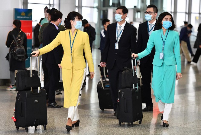 Nam tiếp viên hàng không mắc COVID-19: Tổ bay quốc tế được thực hiện cách ly ra sao? Tổ bay thực hiện các chuyến bay quốc tế về Việt Nam chỉ phải cách ly tập trung khoảng 4 ngày, khi toàn bộ hành khách và tổ bay xét nghiêm lần 2 âm tính với SARS-CoV-2, tổ bay được về cách ly tại nơi cứ trú. Ảnh minh hoạ.