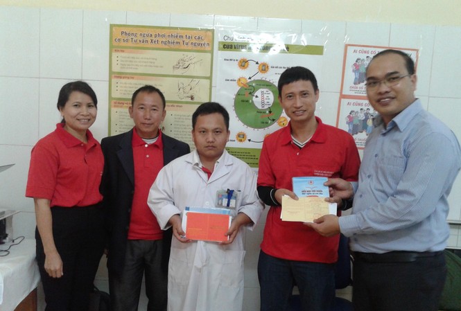 Chuyện hiến máu của người H’Mông Các nhân viên y tế hiến máu cứu bệnh nhân Sênh. Ảnh: Thanh Hằng