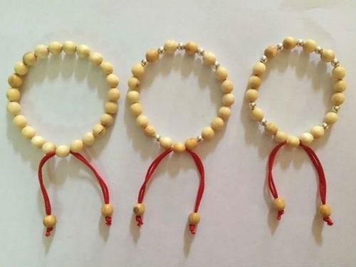 Có nên đeo vòng dâu tằm cho trẻ theo quan niệm dân gian? Ảnh minh hoạ: Internet