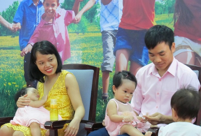 Kỳ diệu tinh trùng bất động 100% vẫn sinh được 2 con Vợ chồng anh Hảo, chị Nhung với niềm hạnh phúc được làm cha mẹ của cô con gái song sinh Bảo Ngọc- Thảo Chi