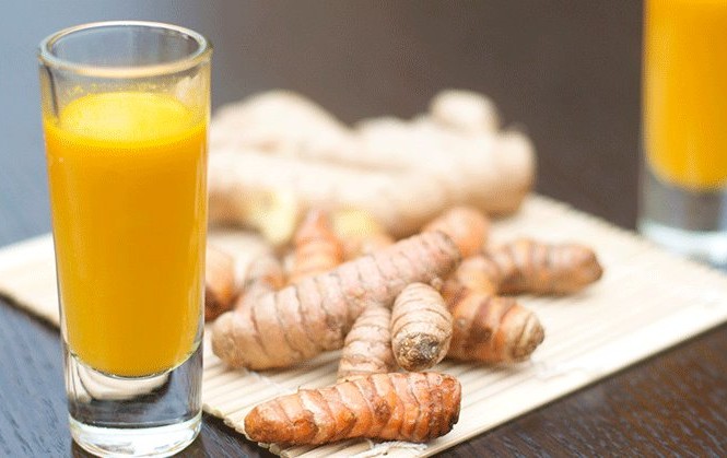 Uống tinh bột nghệ theo cách này có thể chết người Uống tinh bột nghệ không đúng cách có thể gây tắc ruột. Ảnh minh hoạ: Internet