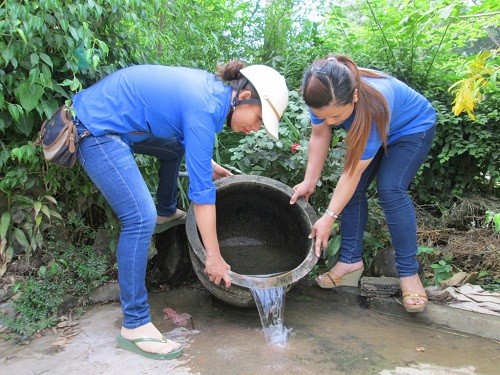 Hà Nội lập đội xung kích diệt ... bọ gậy Thanh niên tình nguyện giúp các hộ dân diệt bọ gậy nhằm giảm nhanh mật độ muỗi và bọ gậy truyền bệnh. Ảnh: Internet