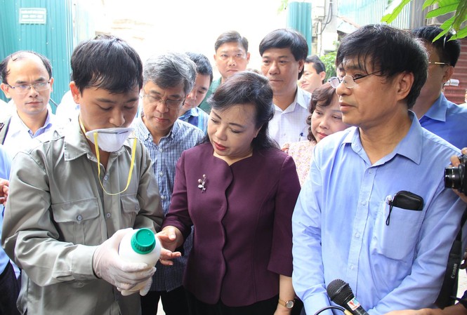 Hà Nội, căng thẳng vì muỗi “không sợ thuốc” do mưa liên tiếp Sáng 20/8, Bộ trưởng Bộ Y tế đi thị sát công tác phòng chống dịch SXH tại phường Thụy Khuê, Hà Nội.