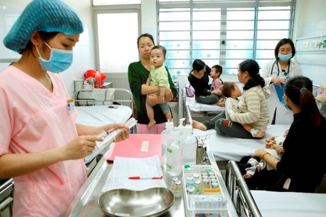 Người mắc cúm tăng chóng mặt, Bộ Y tế họp khẩn chống dịch Chăm sóc điều trị cho trẻ mắc bệnh cúm tại Bệnh viện Nhi Trung ương. (Ảnh: Dương Ngọc/TTXVN).