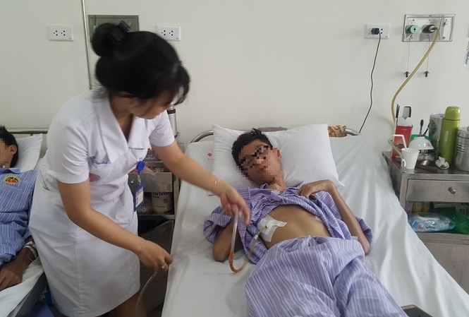 Dị dạng lồng ngực: Chú ý khi bị viêm phế quản, phổi kéo dài BS theo dõi sức khỏe cho bệnh nhân P.Q.M (16 tuổi) sau ca mổ dị dạng ngực bẩm sinh