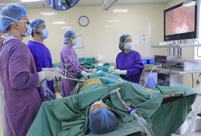 Cấp cứu vì xương cá đâm thủng ruột nhưng xin không mổ để xương ... tự tiêu Các BS đang tiến hành gắp xương cá cho bệnh nhân. Ảnh: Bệnh viện cung cấp