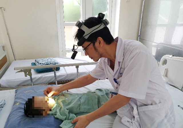 Bé 2 tuổi bỏng nặng vì mẹ nhỏ nhầm axit vào mũi ThS.BS Nguyễn Nhật Linh thăm khám cho bệnh nhi.