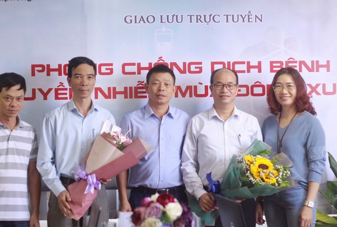 Giao lưu trực tuyến: Phòng chống dịch bệnh truyền nhiễm mùa Đông - Xuân Đại diện Ban biên tập Báo Tiền Phong tặng hoa cho các khách mời tham gia giao lưu trực tuyến. Ảnh: Duy Phạm