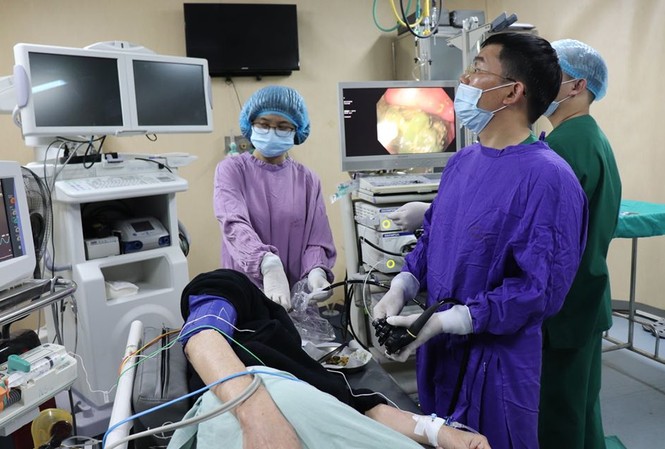 Ăn loại quả này khi đang uống thuốc Đông y, cụ ông tắc ruột suýt chết Các bác sỹ đang thực hiện ca nội soi gắp bã thức ăn trong dạ dày bệnh nhân. Ảnh: Bệnh viện cung cấp.
