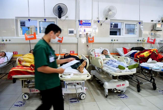 Cứu bé trai ngừng tim, hôn mê sâu vì bị bạn đá bóng trúng bụng Khoa cấp cứu A9, Bệnh viện Bạch Mai, Hà Nội
