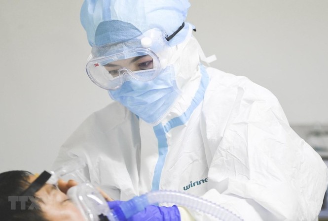 Việt Nam hoàn thiện phác đồ điều trị người mắc virus corona bằng cách này Ảnh: TTXVN