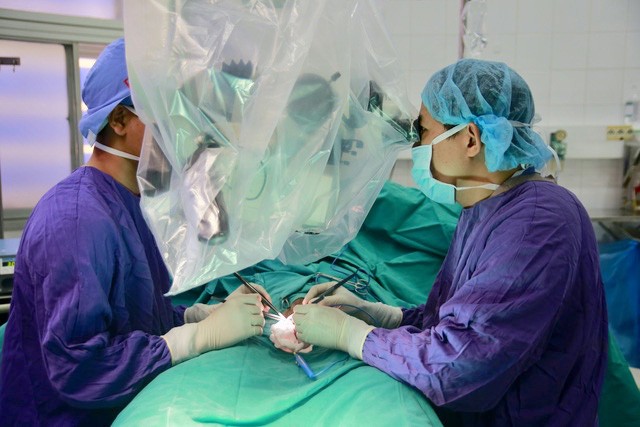 Chủ quan khi 'hai hòn bi' nằm lạc chỗ, người đàn ông 44 tuổi mắc ung thư tinh hoàn Bác sĩ Trung tâm Nam học, Bệnh viện Hữu nghị Việt Đức đang phẫu thuật cho bệnh nhân. Ảnh: Bệnh viện cung cấp