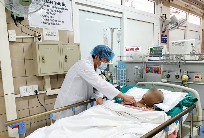 Uống nhầm tinh dầu quế tại nhà bạn, người đàn ông Thanh Hóa nguy kịch BS Đức khám cho bệnh nhân bị ngộ độc. Ảnh: Bệnh viện cung cấp