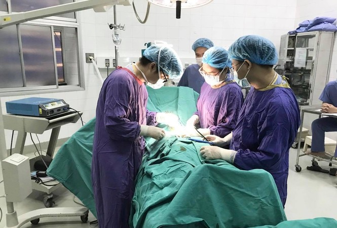 Thanh niên 29 tuổi phải tạo hình lại 'cậu nhỏ' vì cắt bao quy đầu bị hoại tử Các bác sĩ Bệnh viện Việt Đức tiến hành phẫu thuật "cứu" da dương vật và bao quy đầu đã hoại tử cho nam thanh niên 29 tuổi.