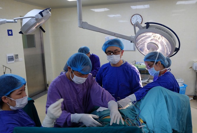 Người phụ nữ xinh đẹp lấy chồng rồi không thể làm vợ vì 'lỗi lớn' của tạo hóa Các BS Bệnh viện E Trung ương thực hiện ca phẫu thuật cho người phụ nữ không có âm đạo. Ảnh: BV cung cấp