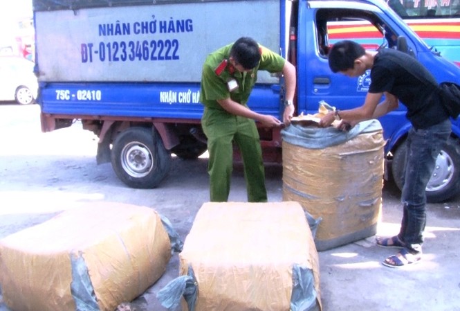 Hơn 3 tạ thịt bốc mùi bị 'bỏ quên' ở bến xe Hơn 3 tạ thịt bốc mùi bị 'bỏ quên' ở bến xe