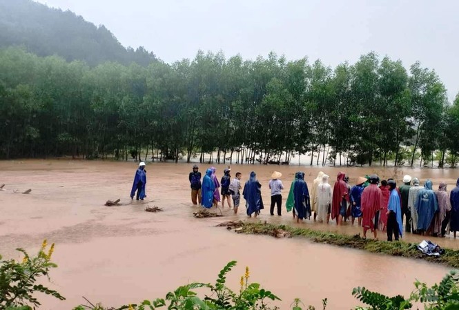 Lũ dâng bất ngờ, nam thanh niên bị cuốn trôi Lực lượng chức năng và dân sở tại nỗ lực tìm kiếm nam thanh niên bị lũ cuốn trôi mất tích tại vùng hạ du hồ khe Ngang (phường Hương Hồ, thị xã Hương Trà, TT-Huế)