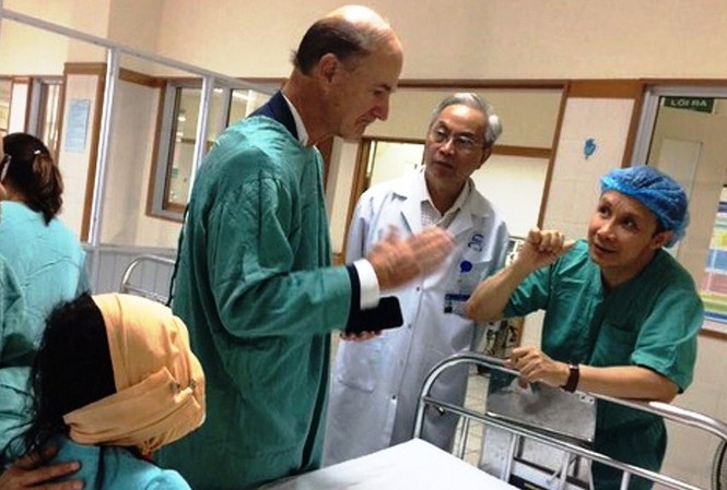 Giáo sư Mỹ đến Huế giúp mổ khối u quái hiếm gặp tại vùng mặt cháu bé 4 tuổi Giáo sư McKinnon trao đổi với Giáo sư Phạm Như Hiệp về phương pháp điều trị cho bệnh nhân N