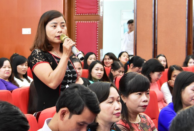 Chủ tịch tỉnh nghe giáo viên mầm non 'kể khó' Giáo viên mầm non vùng cao bày tỏ tâm tư, chia sẻ về những khó khăn gặp phải trong công tác với Chủ tịch UBND tỉnh và lãnh đạo ngành giáo dục TT-Huế