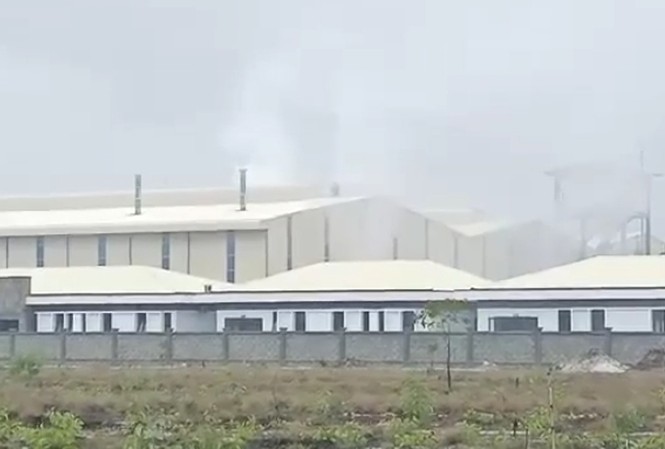 Doanh nghiệp xây đền miếu trong khu công nghiệp đang 'bức tử' môi trường? Nhà máy men Frit Phú Sơn (huyện Phú Vang, TT-Huế) xả khói thải dày đặc, mù mịt ra môi trường, nhà giàn bị che kín bởi khói thải đậm đặc