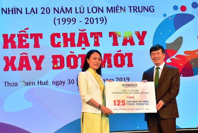 Tặng 175 căn nhà an toàn thiên tai cho đồng bào vùng lũ miền Trung Trao biển tượng trưng tặng nhà an toàn thiên tai cho người dân vùng lũ lụt TT-Huế