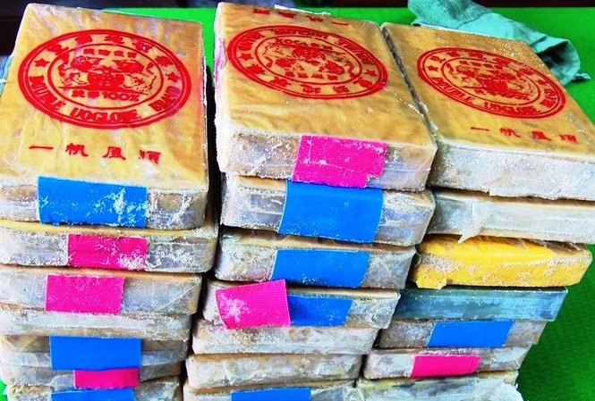 CLIP: Cận cảnh 21 bánh heroin trôi dạt vào bờ biển Thừa Thiên Huế 21 gói chứa chất lạ nghi là heroin dạt từ ngoài biển vào được người dân TT-Huế phát hiện, giao nộp cho Bộ đội Biên phòng