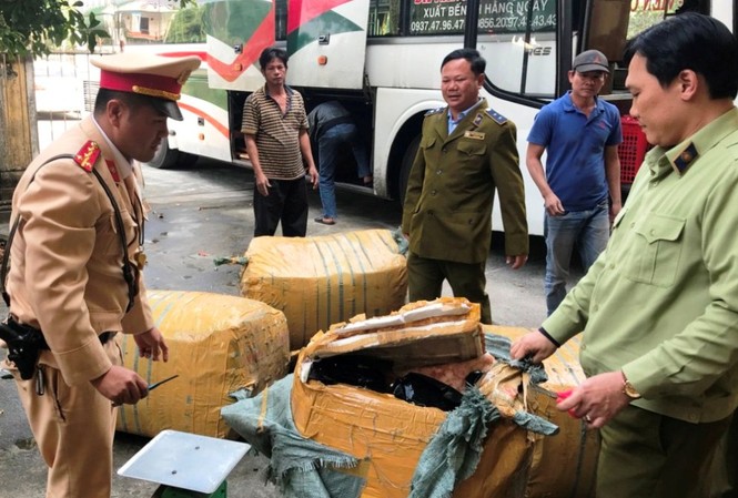 CSGT truy đuổi ô tô biển Lào chở hàng lậu tháo chạy như phim hành động CSGT và QLTT TT-Huế phối hợp kiểm tra ô tô biển Lào chở hàng lậu