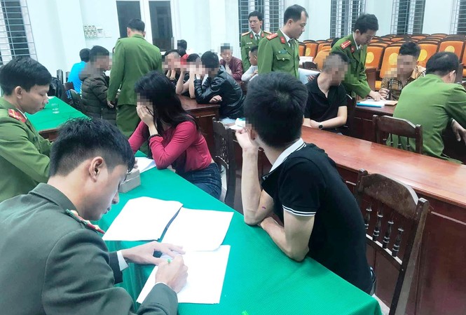 Đột kích nhà nghỉ, phát hiện quả tang 24 nam nữ thanh niên ‘phê’ ma túy Qua test nhanh, các “nam thanh nữ tú” này đều dương tính với chất ma túy