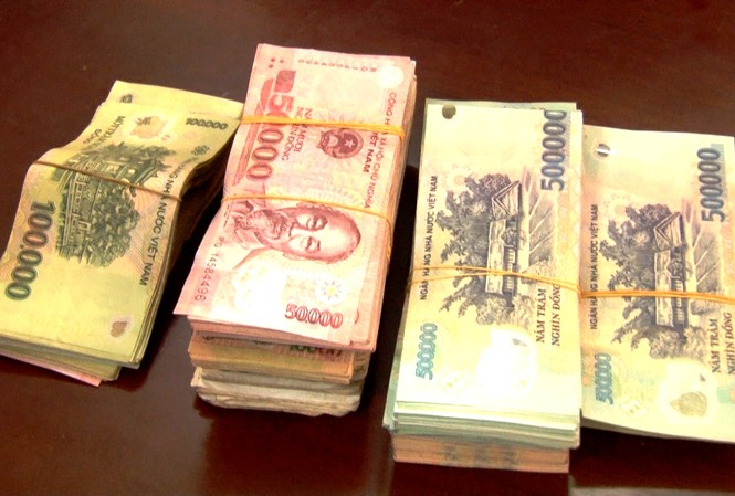 Cận Tết, một phụ nữ bất ngờ nhận lại hơn 125 triệu đồng tiền mất trộm Bà Phùng Thị Cẩm Vân bất ngờ nhận lại số tiền hơn 125 triệu đồng này, sau khi sơ suất không khóa cốp xe nên bị kẻ gian lấy trộm