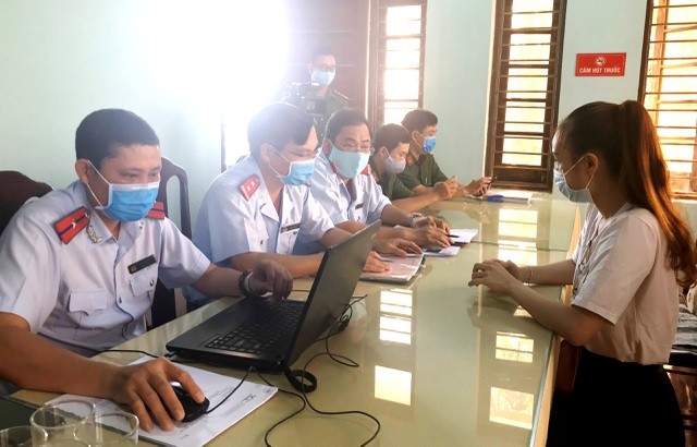 Kiểm điểm tập thể, cá nhân Phòng Kinh tế TP Huế vì ‘rò’ thông tin chưa thẩm duyệt ra ngoài Bà V.N.H.U. (SN 1994, trú đường Trường Chinh, phường Xuân Phú, TP Huế, nghề nghiệp buôn bán tự do). Bà H.U đã bị xử phạt hành chính 10 triệu đồng về hành vi cung cấp thông tin sai sự thật trên mạng xã hội.