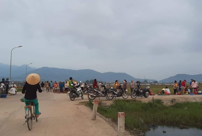 Chợ cá tự phát nhộn nhịp bất chấp lệnh cấm, chính quyền 'khó xử'? Chợ cá tự phát Lê Thái Thiện tập trung đông người vào sáng 4/4.