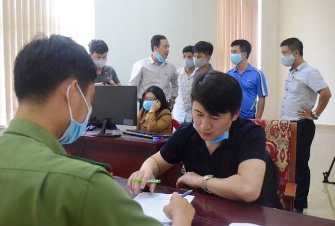 Buộc xuất cảnh 7 người Trung Quốc đến Huế tổ chức đánh bạc qua mạng internet Công an tỉnh TT-Huế điều tra, phá án liên quan 7 đối tượng người nước ngoài đến trú tại Huế có hành vi vi phạm pháp luật.