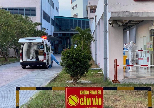 Vì sao bệnh nhân 4 lần âm tính với SARS-CoV-2 điều trị tại Huế chưa thể xuất viện? Bệnh nhân 523 sau 4 lần xét nghiệm có kết quả âm tính với SARS-CoV-2 vẫn chưa thể về nhà tại Quảng Nam, do nơi ở bị phong tỏa. Bệnh nhân này tiếp tục phả ở lại Bệnh viện T.Ư Huế (cơ sở 2).